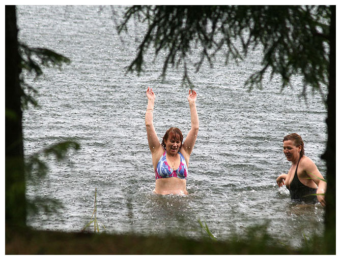 Подруги купаются на речке подсмотренное фото