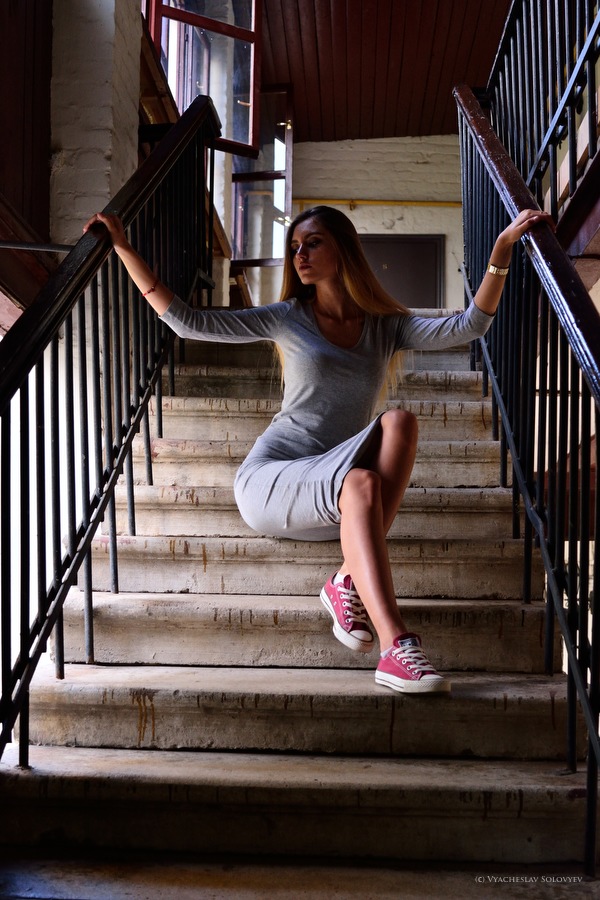 Марина позирует на лестничной площадке - порно фото
